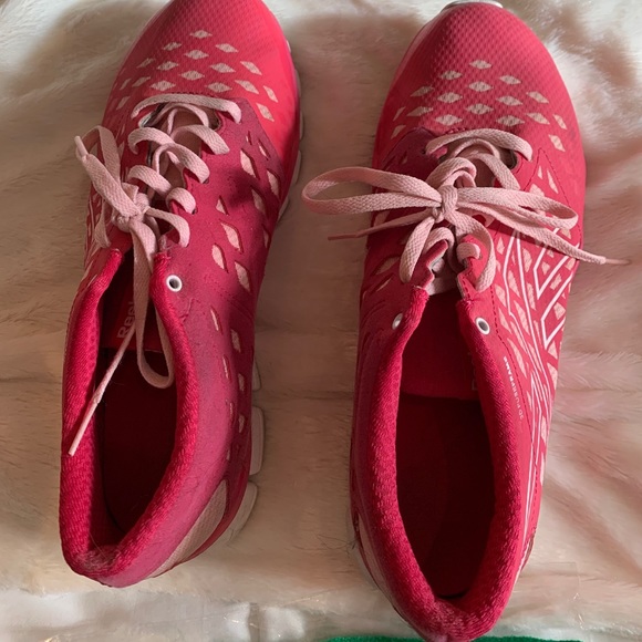 Reebok pink running shoes - Picture 1 of 3